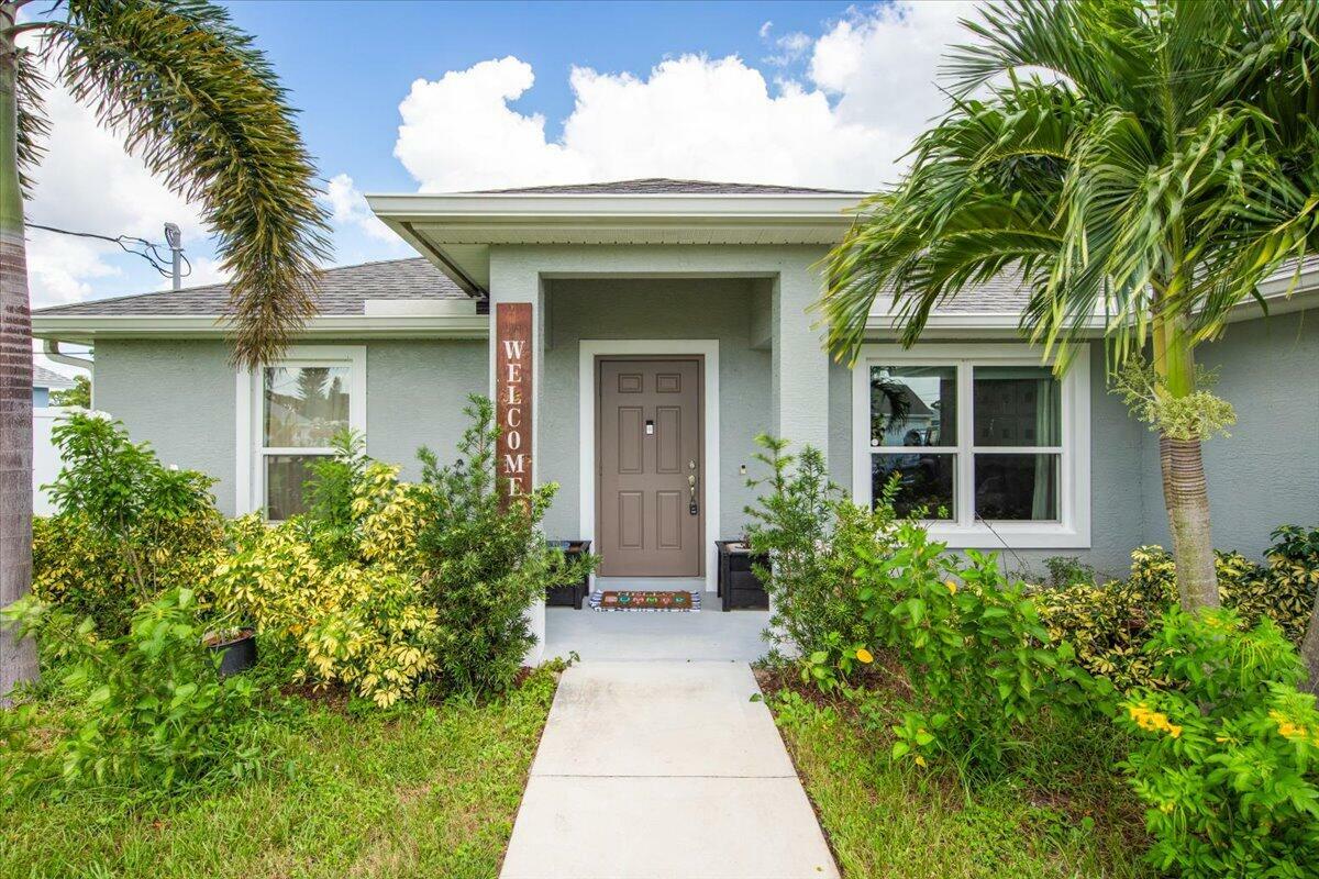 Property Photo:  401 SE Whitmore Drive  FL 34984 