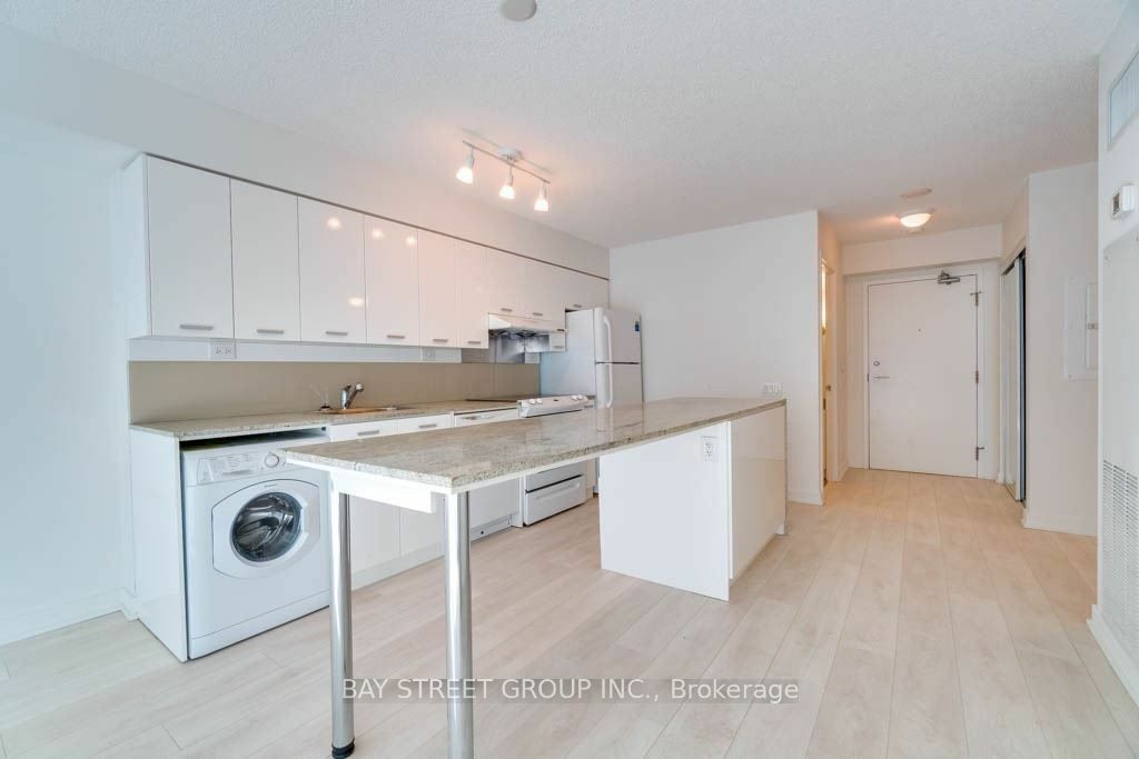 Property Photo:  15 Singer Crt 1011  ON M2K 0B1 