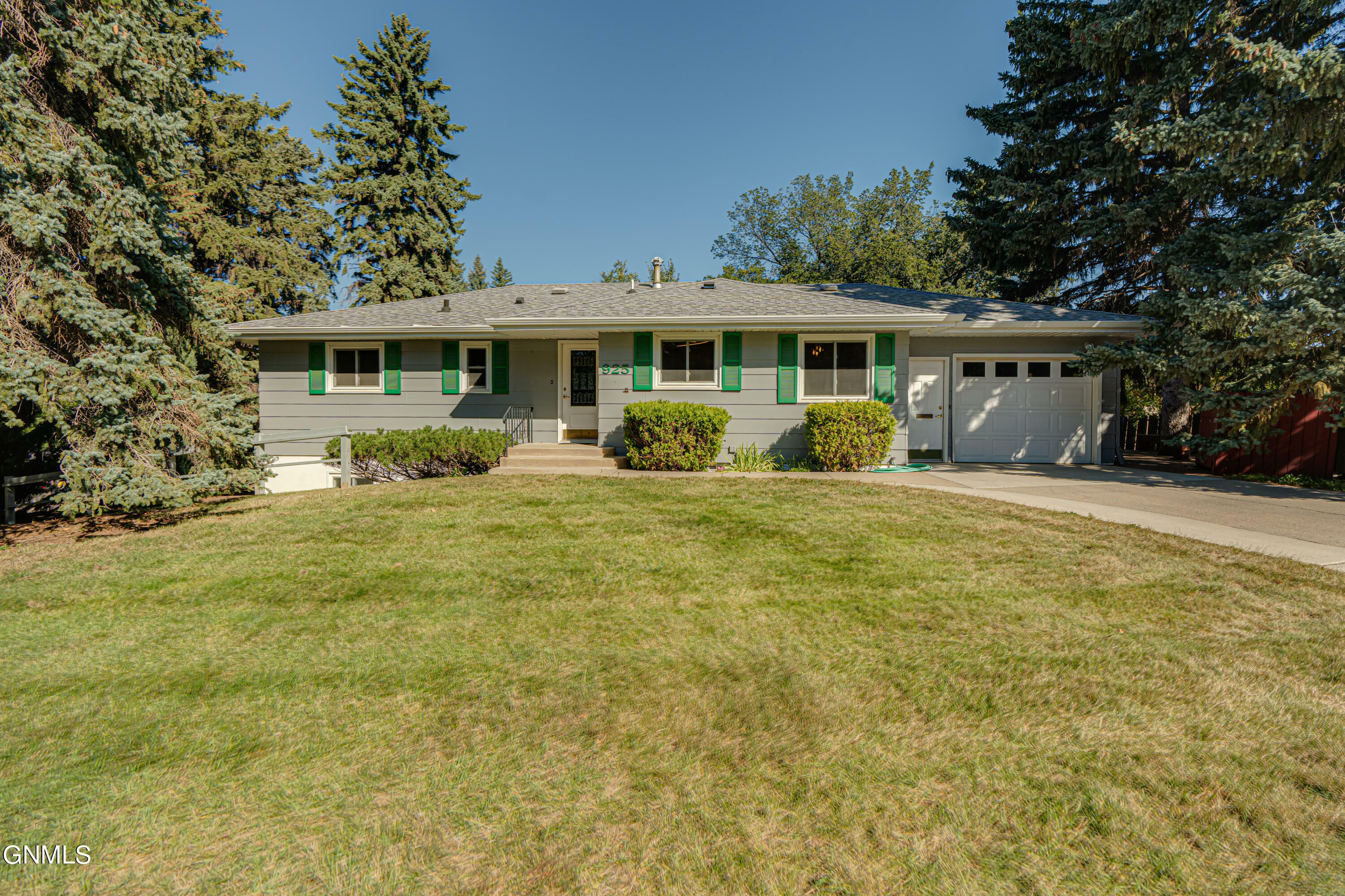 Property Photo:  925 Arthur Drive  ND 58501 