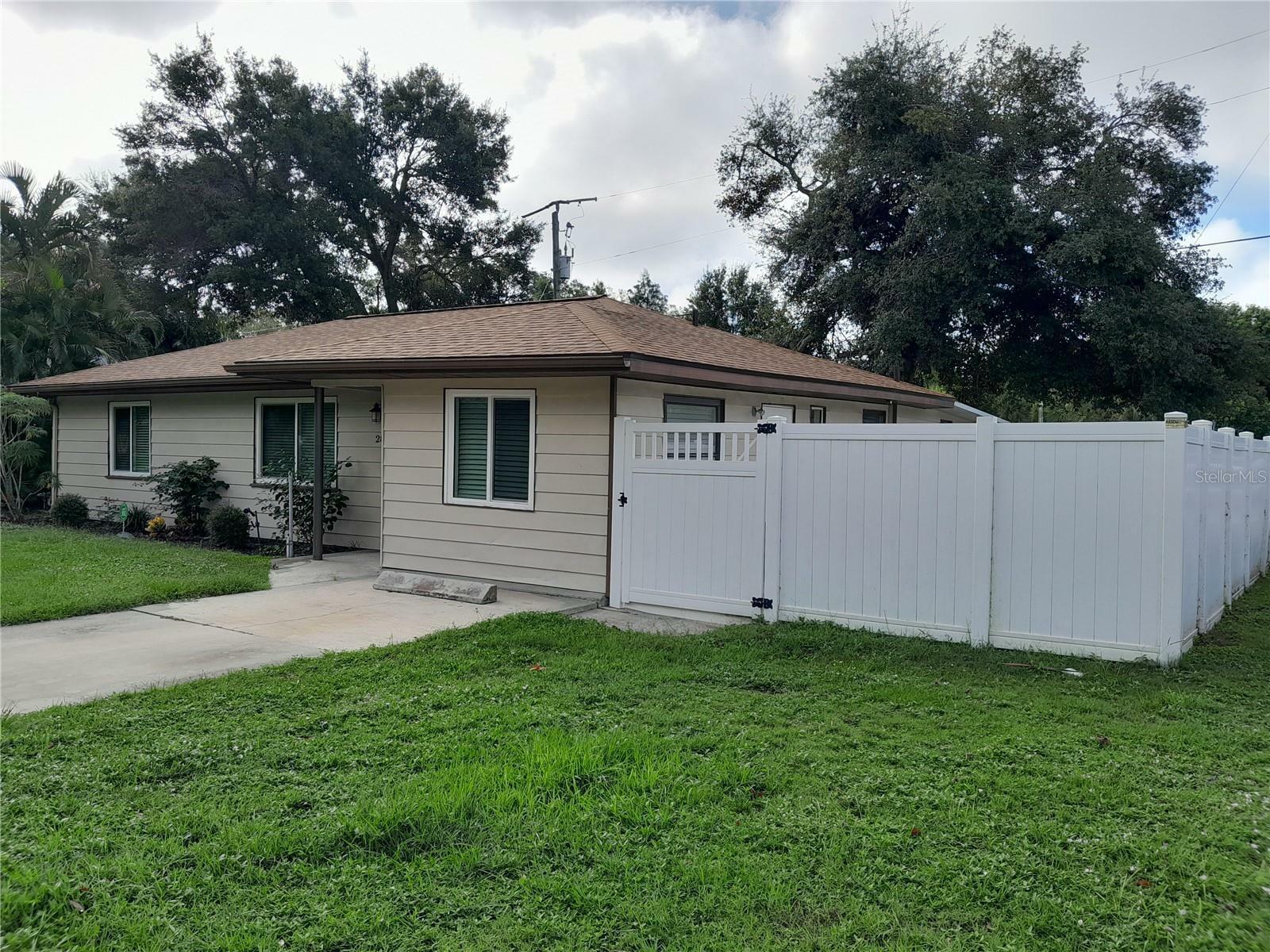 Property Photo:  2800 Poplar Street  FL 34237 