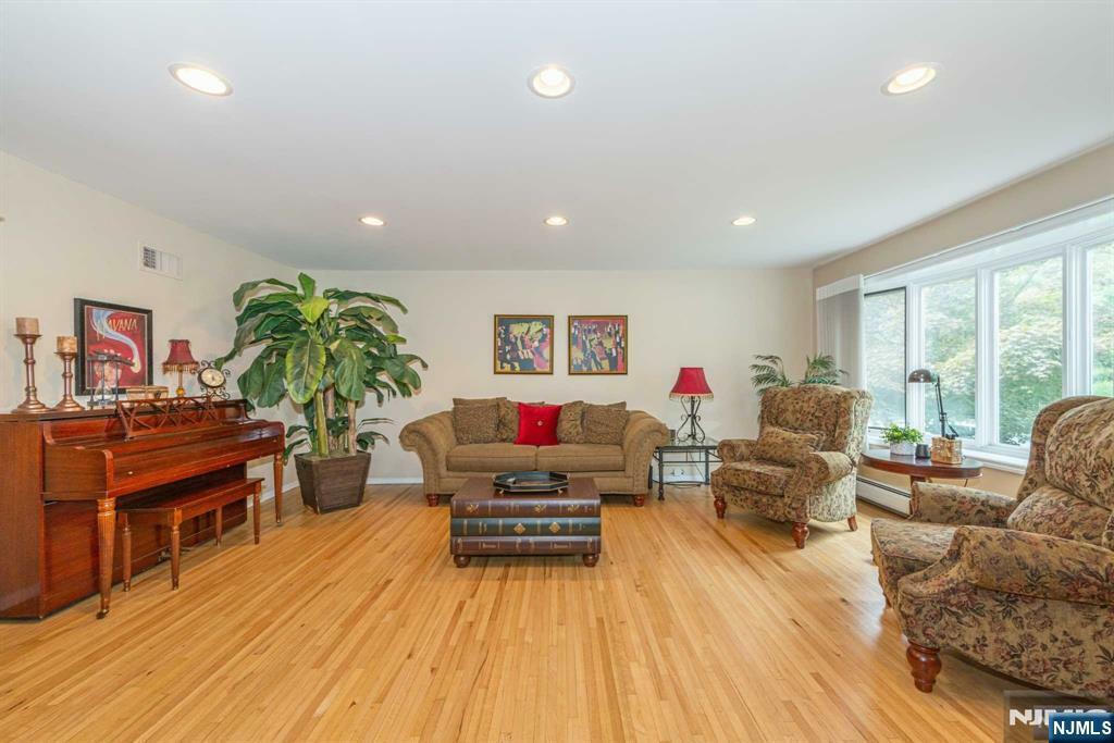 Property Photo:  41 Artillery Park Road  NJ 07512 