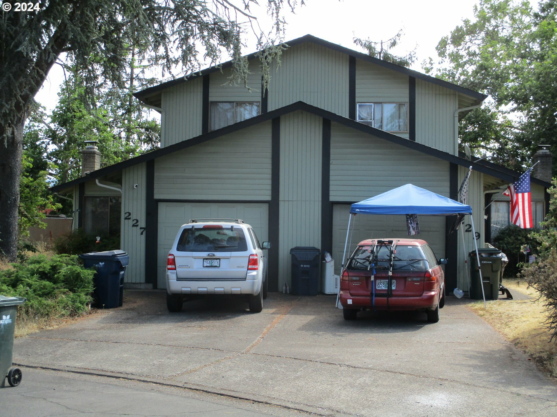 Property Photo:  227/229 S 40th Pl  OR 97478 