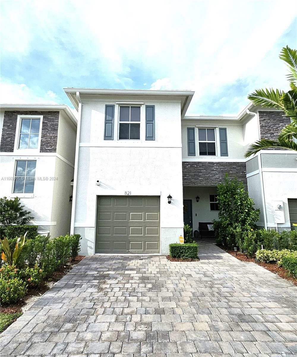 Property Photo:  821 SE 17th Ct  FL 33034 