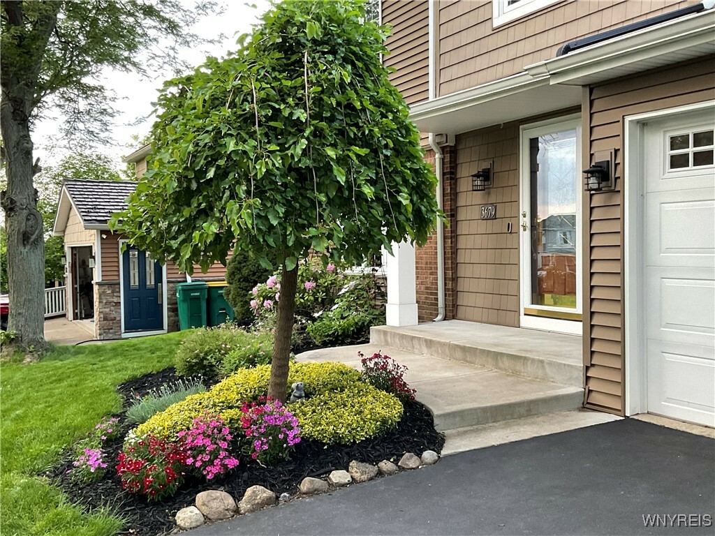 Property Photo:  3679 Cumberland Lane  NY 14075 