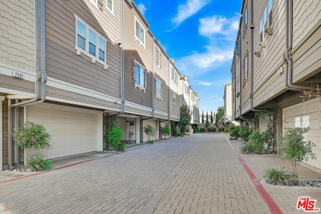 Property Photo:  7205 N Chestnut Ln  CA 91405 