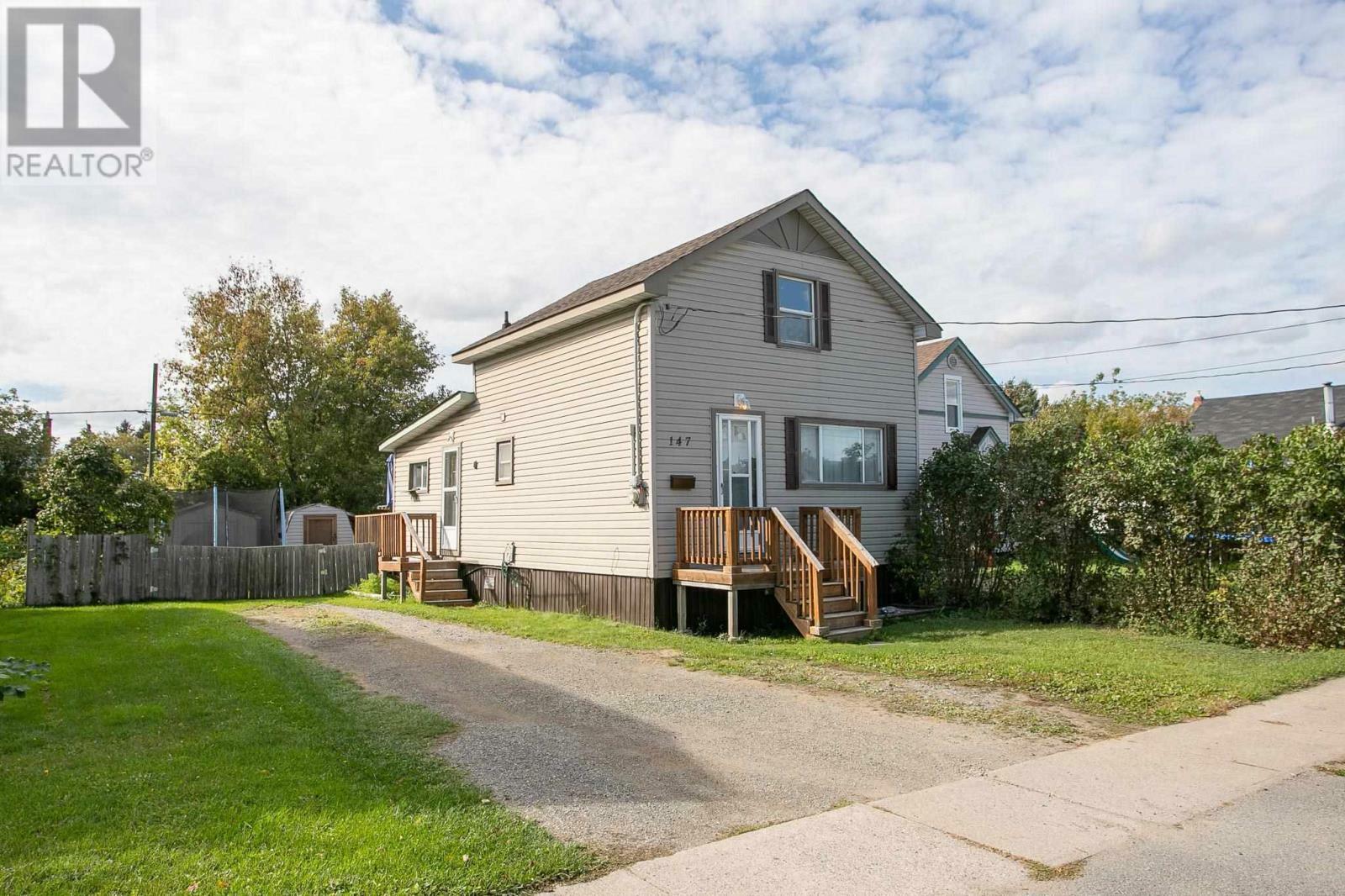 Photo de la propriété:  147 Turner Ave  ON P6C 2S3 