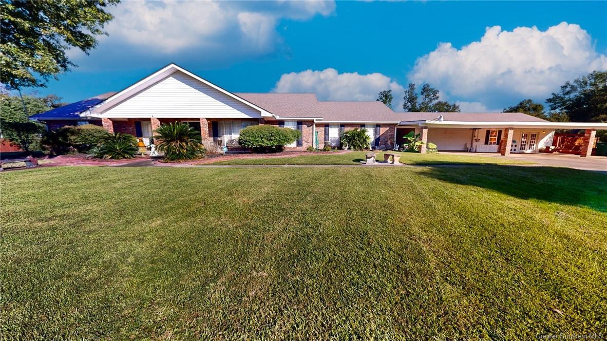 Property Photo: 1026 Lakelyn Drive LA 70605
