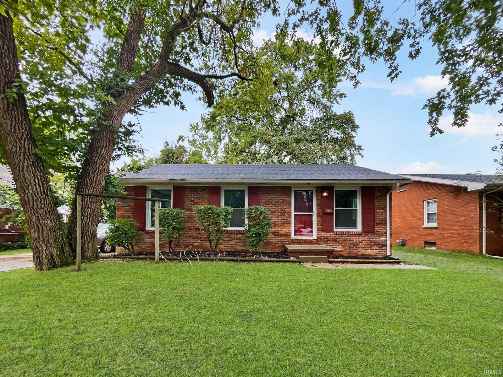 Property Photo:  809 S Royal Avenue  IN 47715 