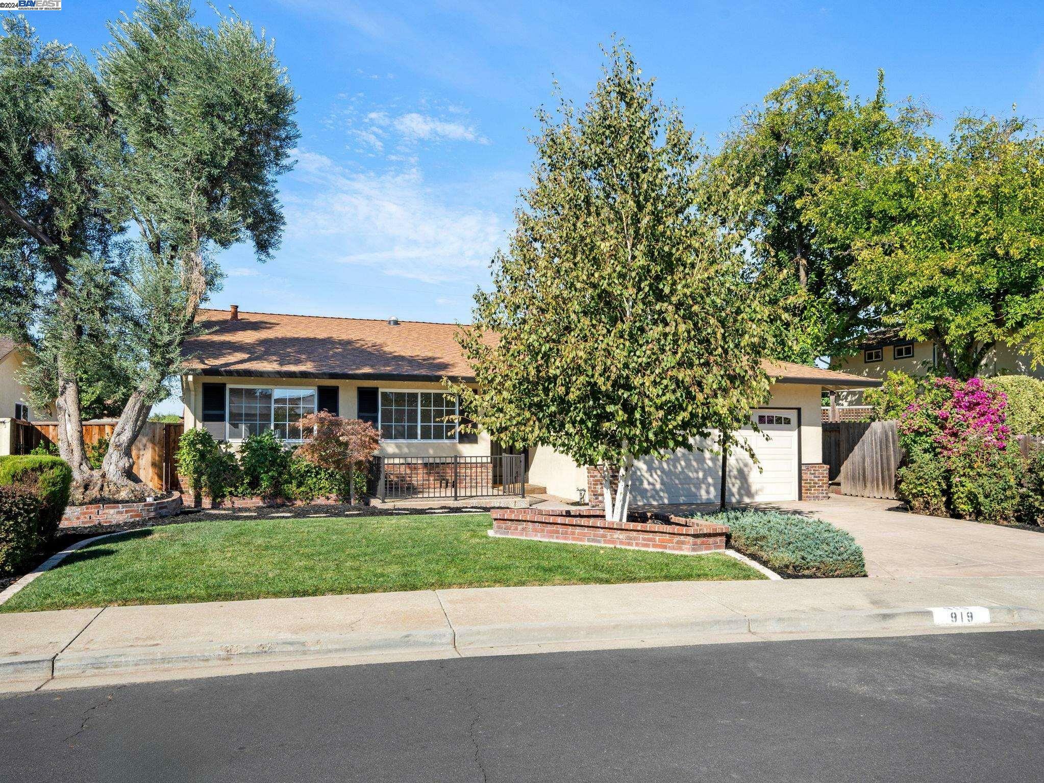 Property Photo:  919 Lynn St  CA 94550 