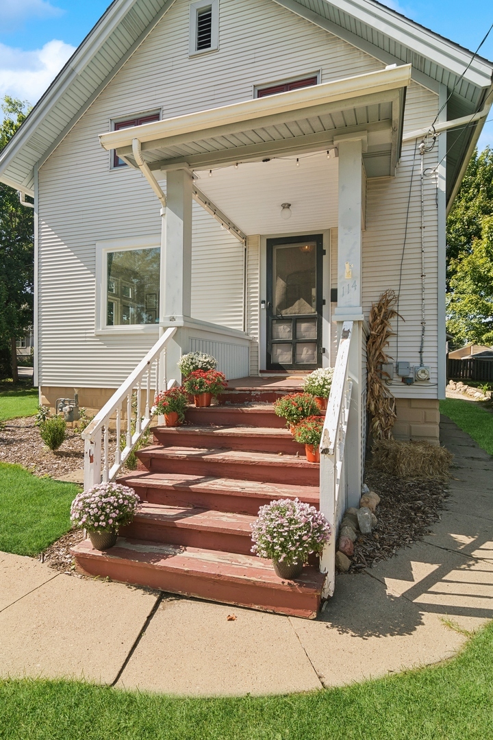 Property Photo:  114 Harrison Street  IL 60010 