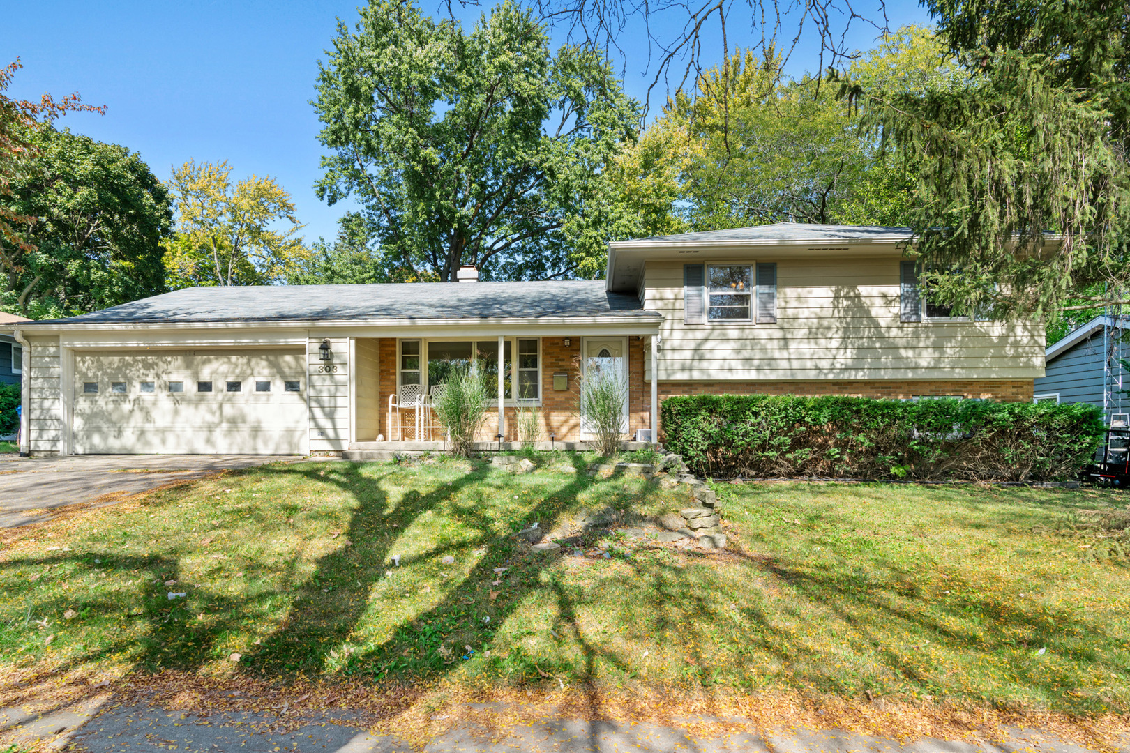 Property Photo:  303 W Hillcrest Drive  IL 60115 