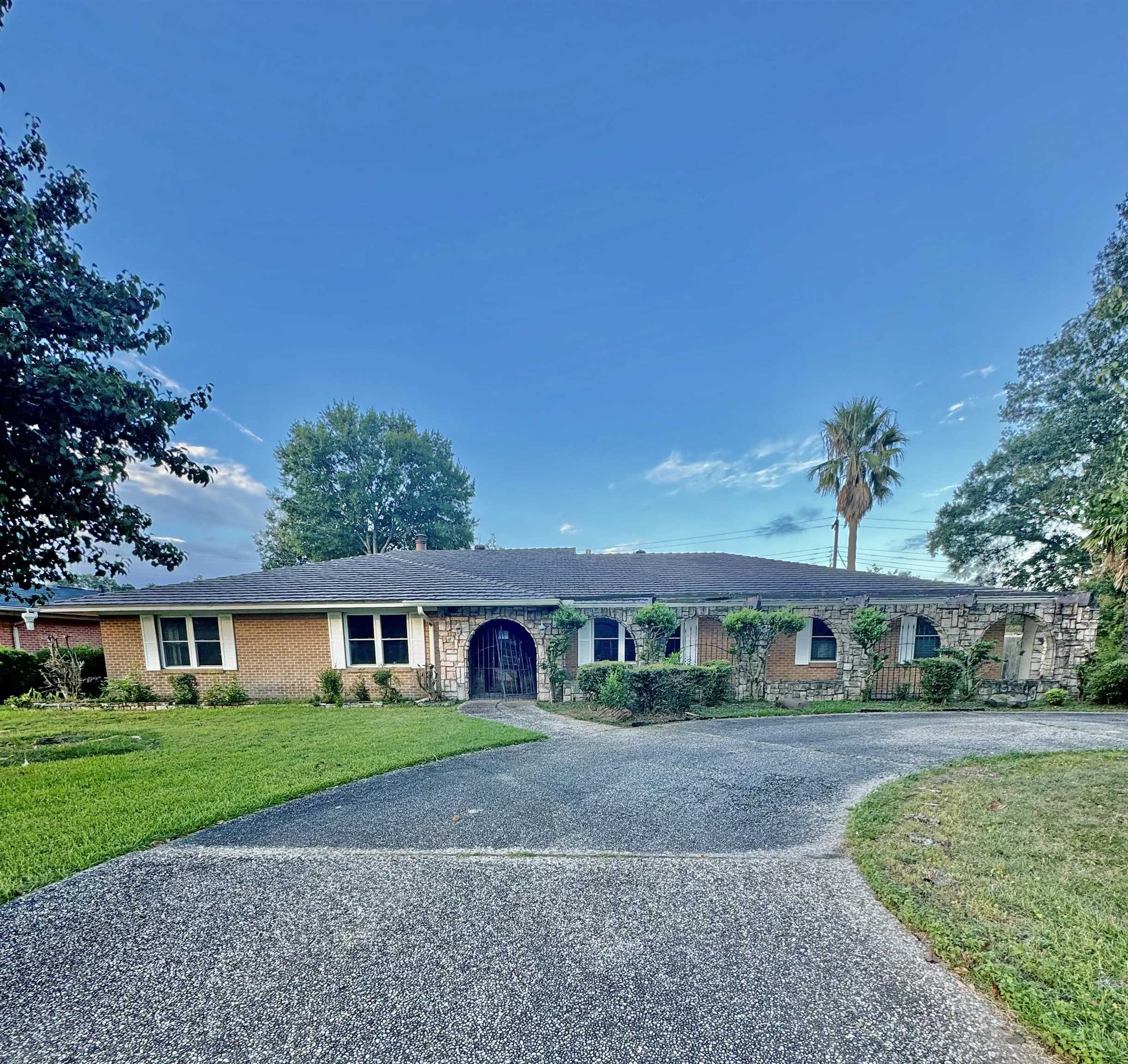 Property Photo: 623 N 26th TX 77627