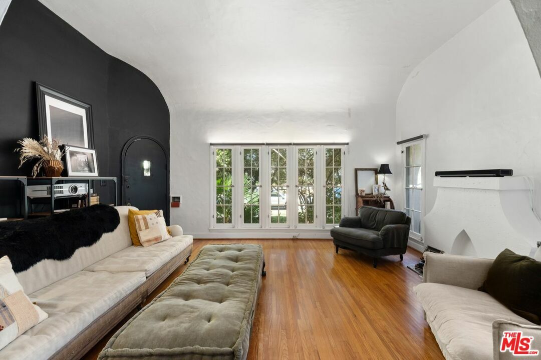 Property Photo:  6150   San Vicente Blvd  CA 90048 