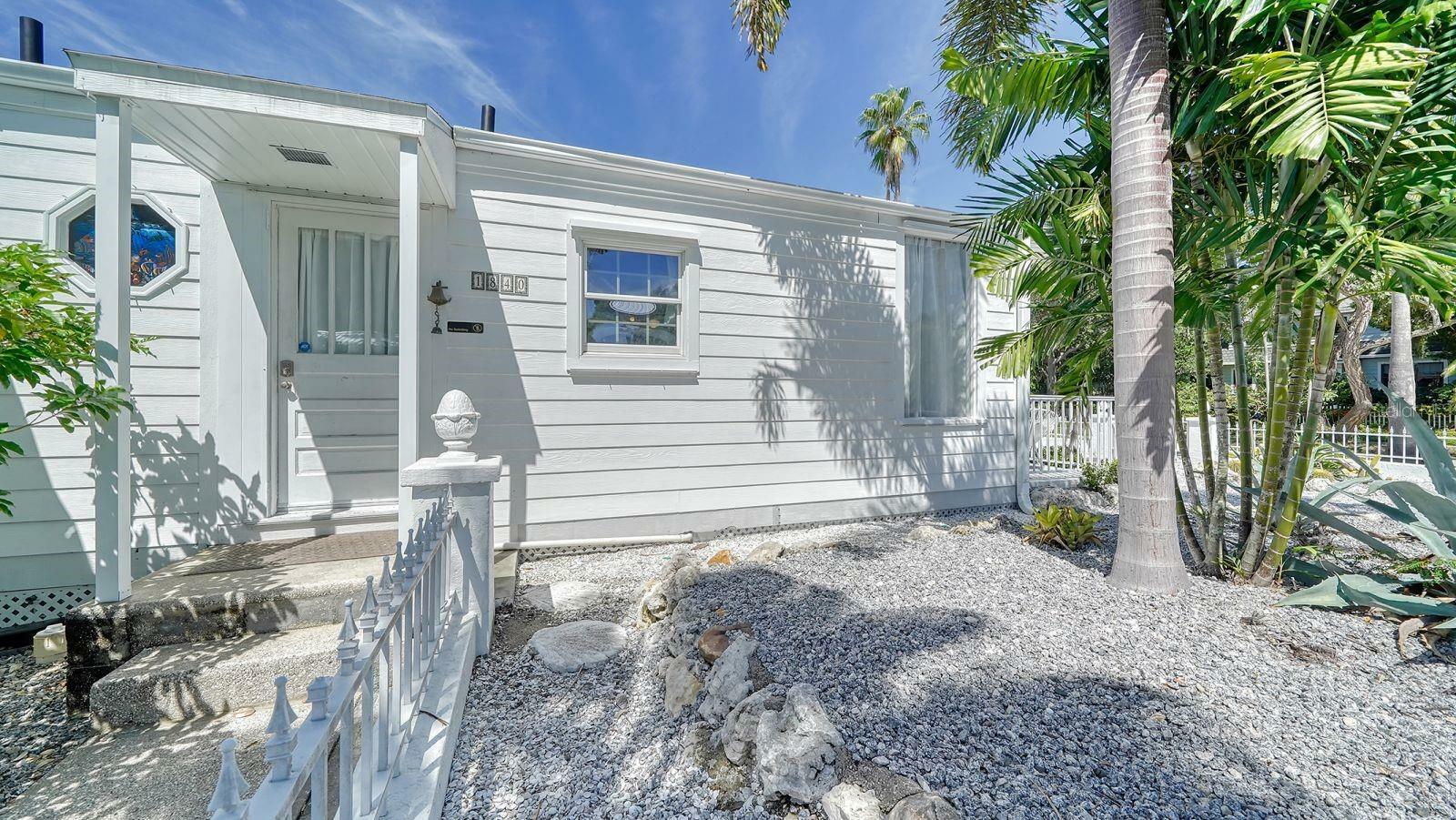 Property Photo:  1840 Oak Street  FL 34236 