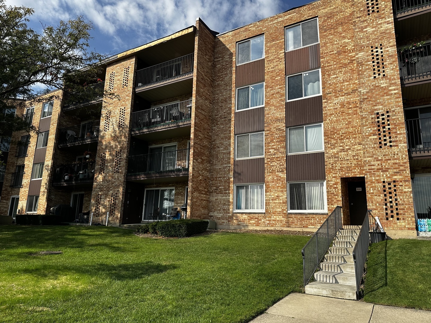 Property Photo:  500 W Huntington Commons Road 152  IL 60056 