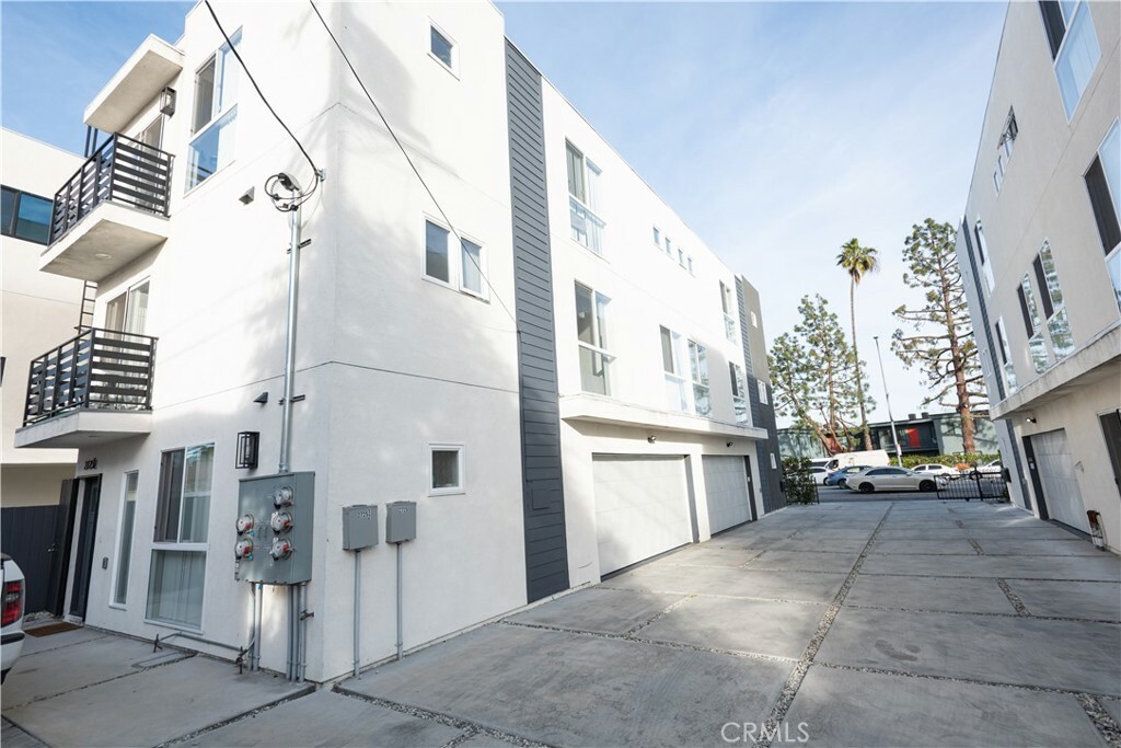 Property Photo:  2727 S La Brea Avenue 2733  CA 90016 