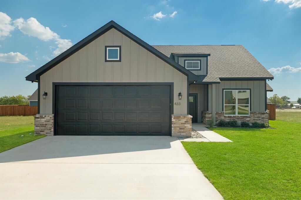 Property Photo: 433 Cirrus Circle TX 76252