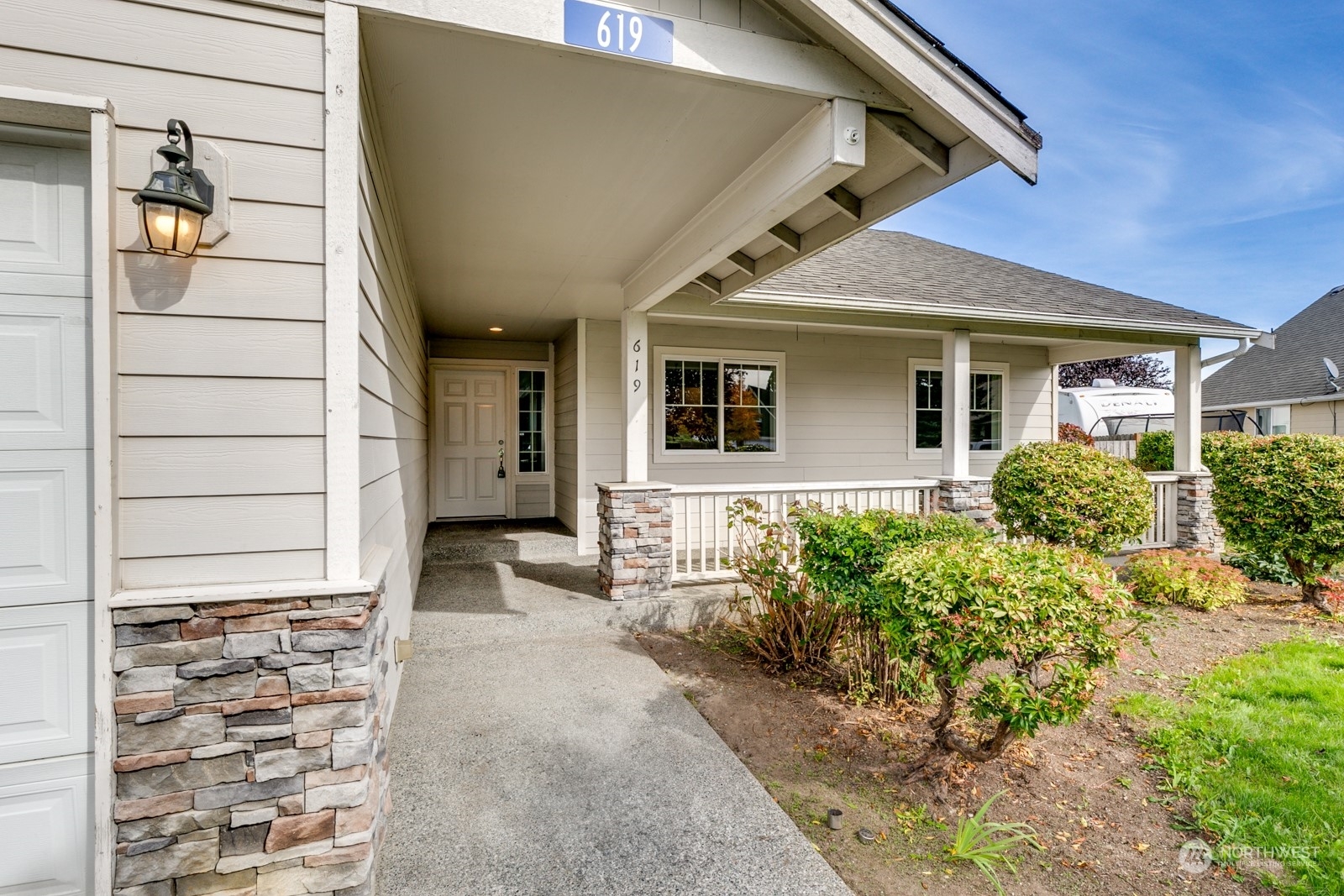 Property Photo:  619 Hamlin Place  WA 98233 