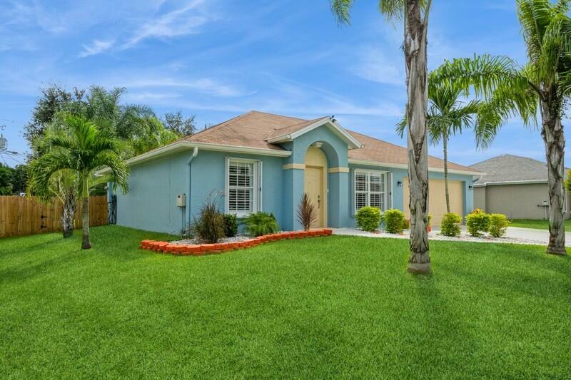 Property Photo:  165 NW Peach Street  FL 34983 