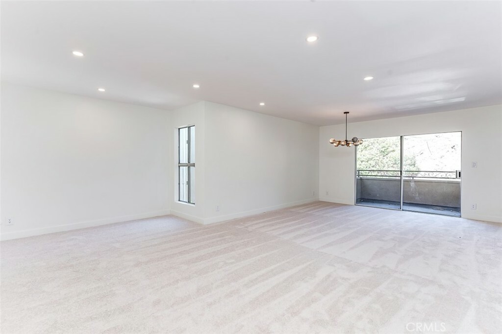 Property Photo:  6752 Hillpark Drive 301  CA 90068 