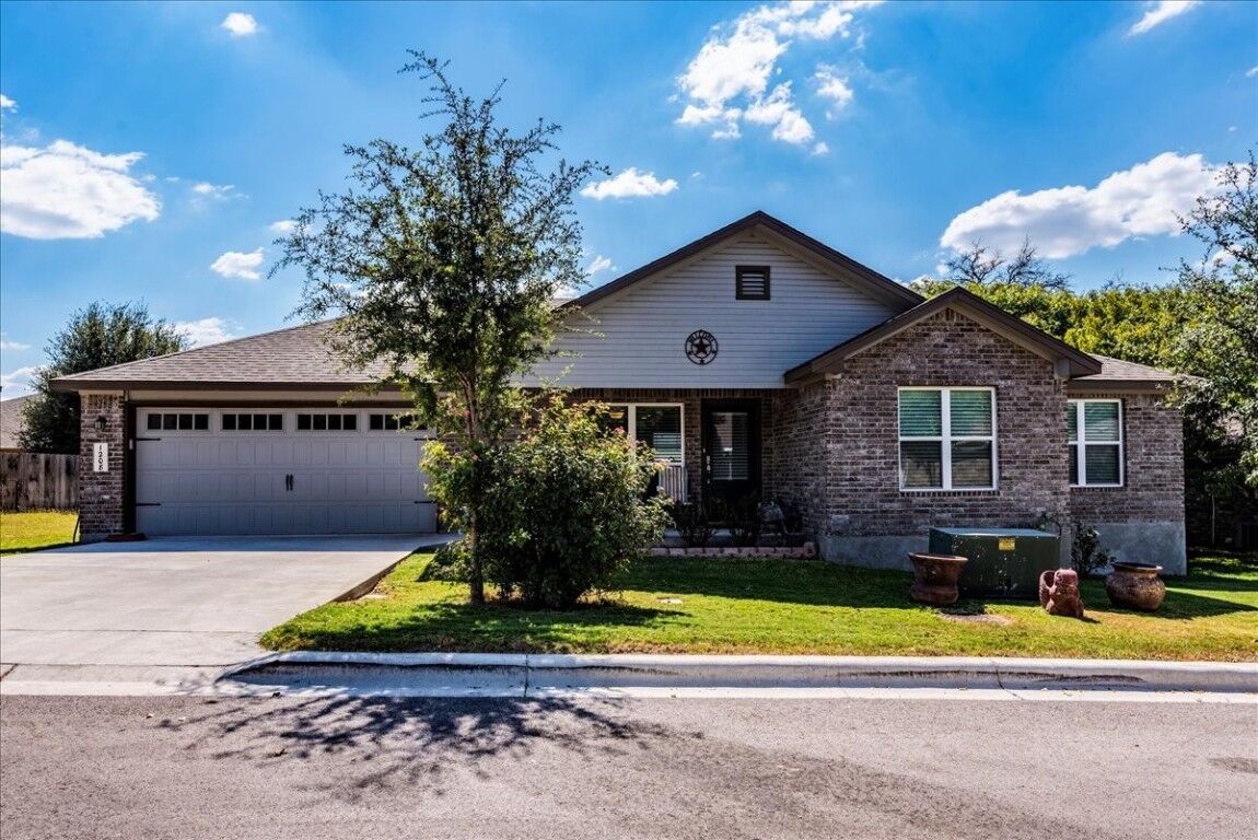 Property Photo:  1208 Applewood Drive E  TX 78611 