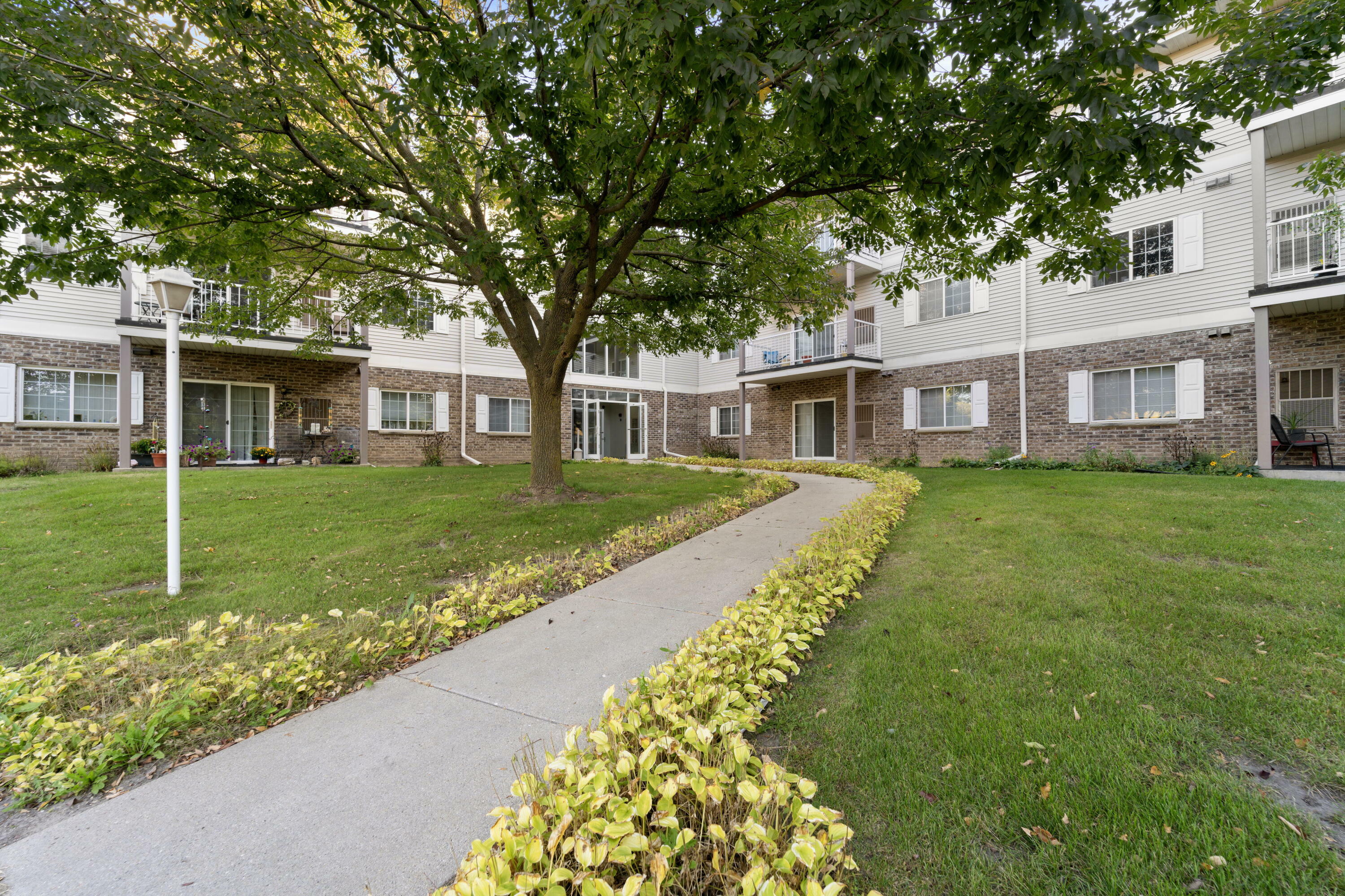 Property Photo:  140 W Commerce Blvd 114  WI 53086 