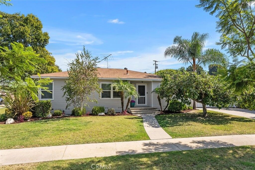 Property Photo:  5896 E Pageantry Street  CA 90808