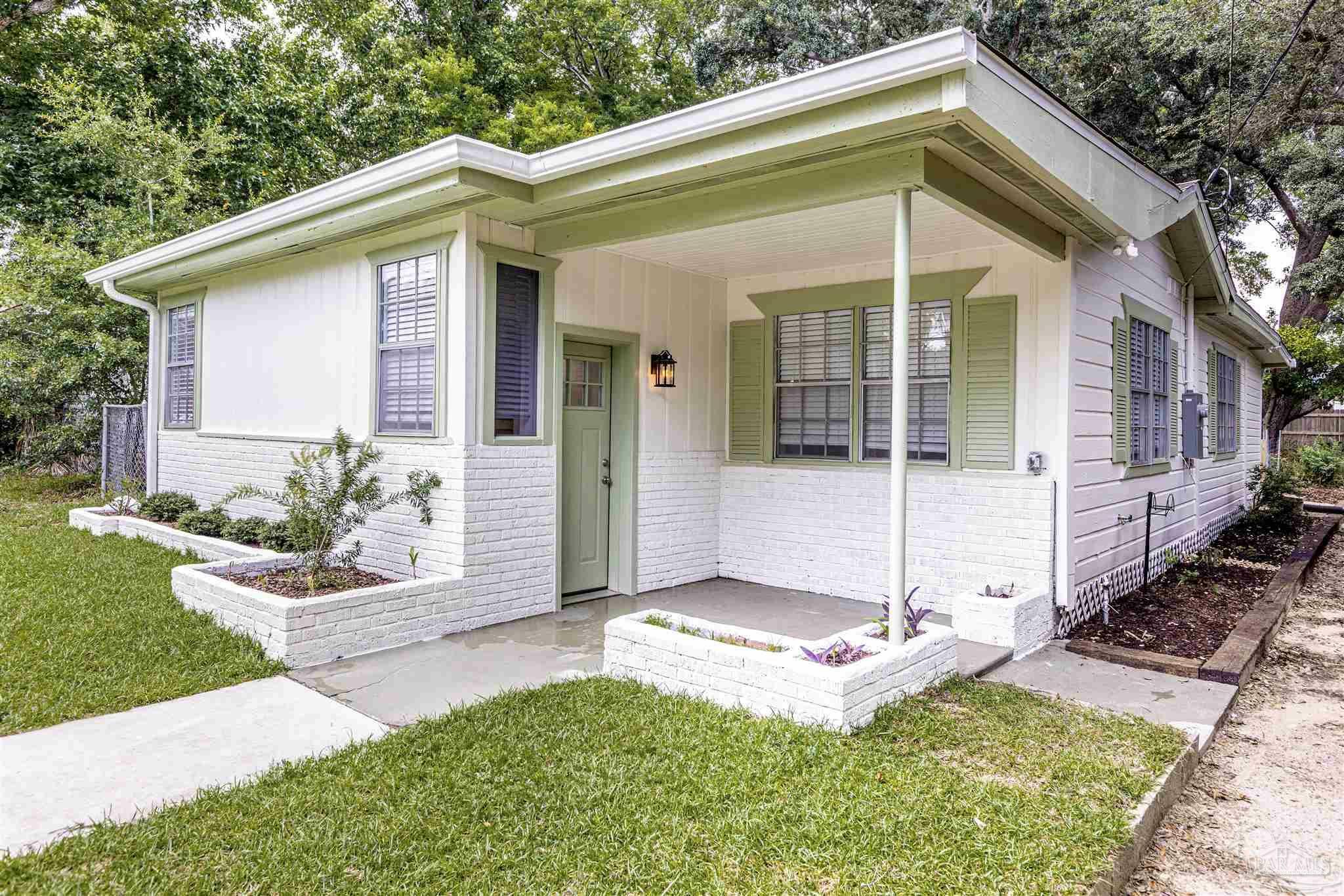 Property Photo:  3206 E Gonzalez St  FL 32503 