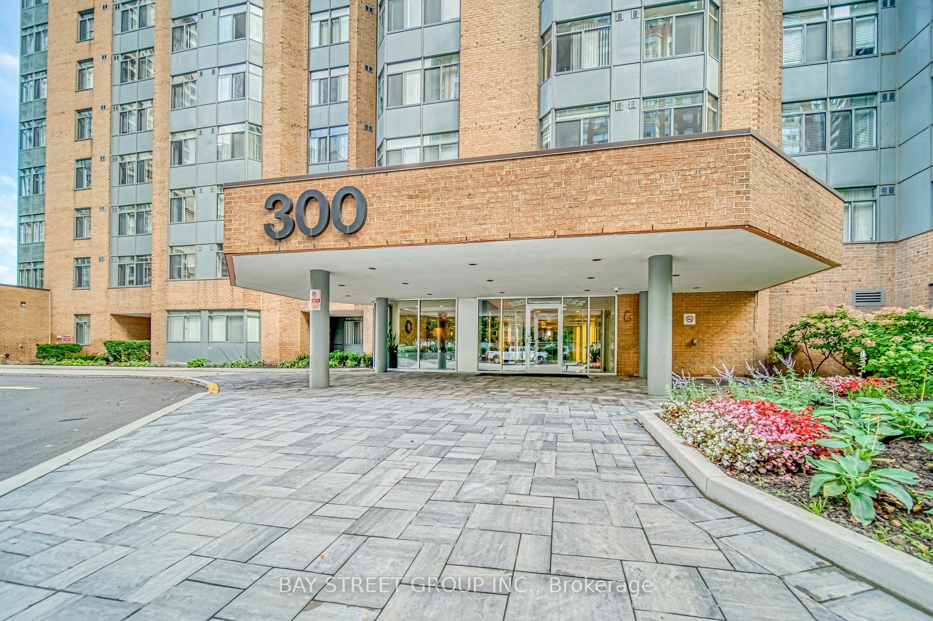 Property Photo:  300 Webb Dr 902  ON L5B 3W3 