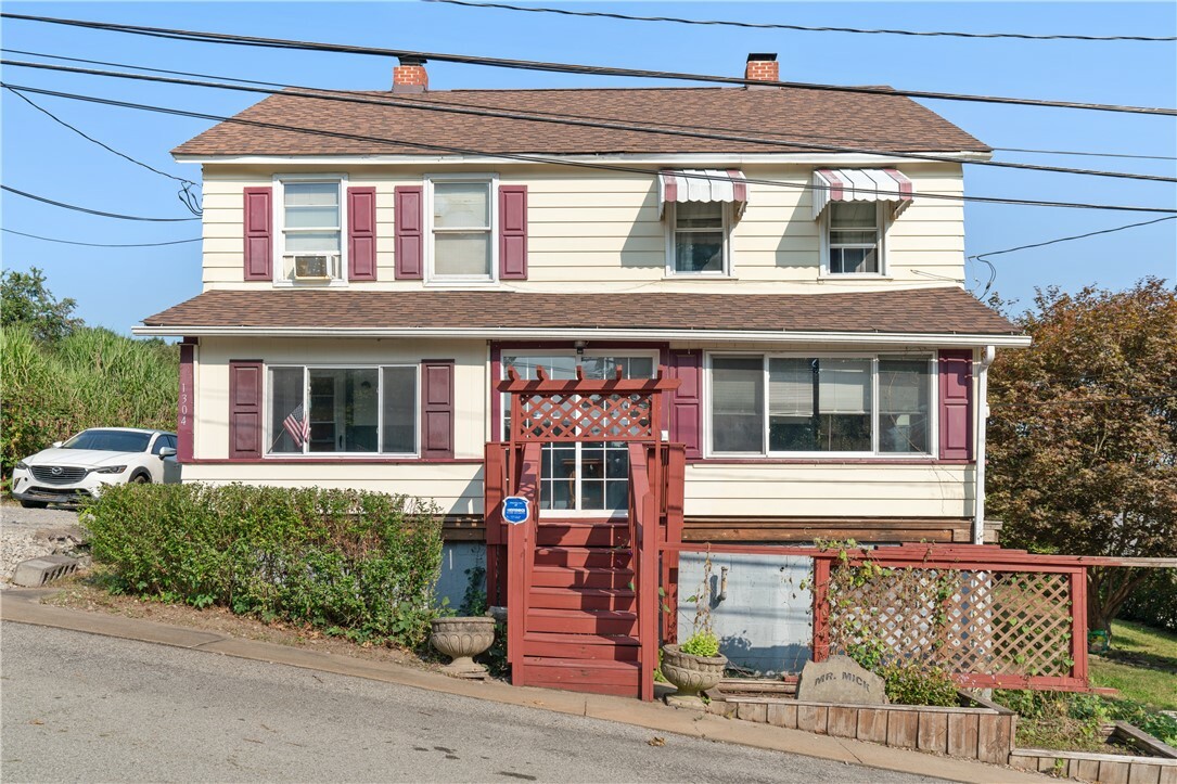 Property Photo:  1302 1304 Macarthur Dr  PA 15076 