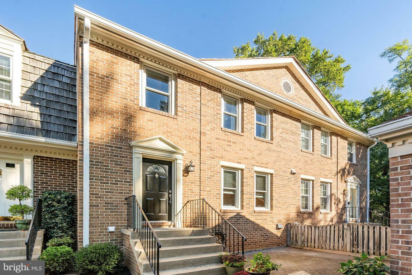 Property Photo:  2902 Oakborough Square  VA 22124 
