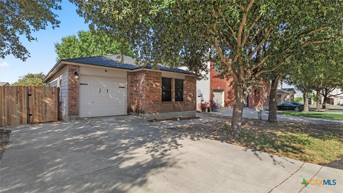 Property Photo:  640 Cherokee Boulevard  TX 78132 