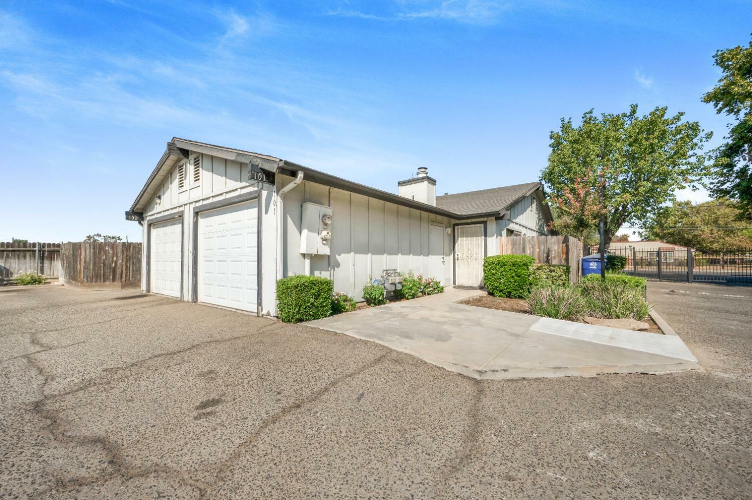 Property Photo:  2247 W Dakota Avenue 101  CA 93705 