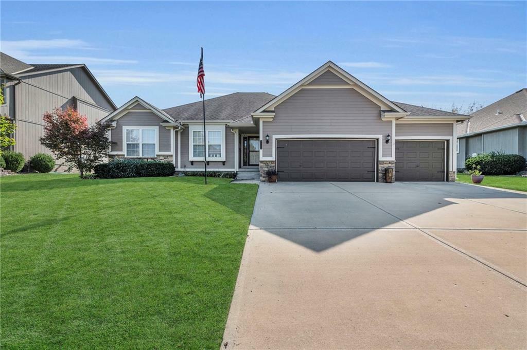 Property Photo:  1401 SW Merryman Drive  MO 64082 