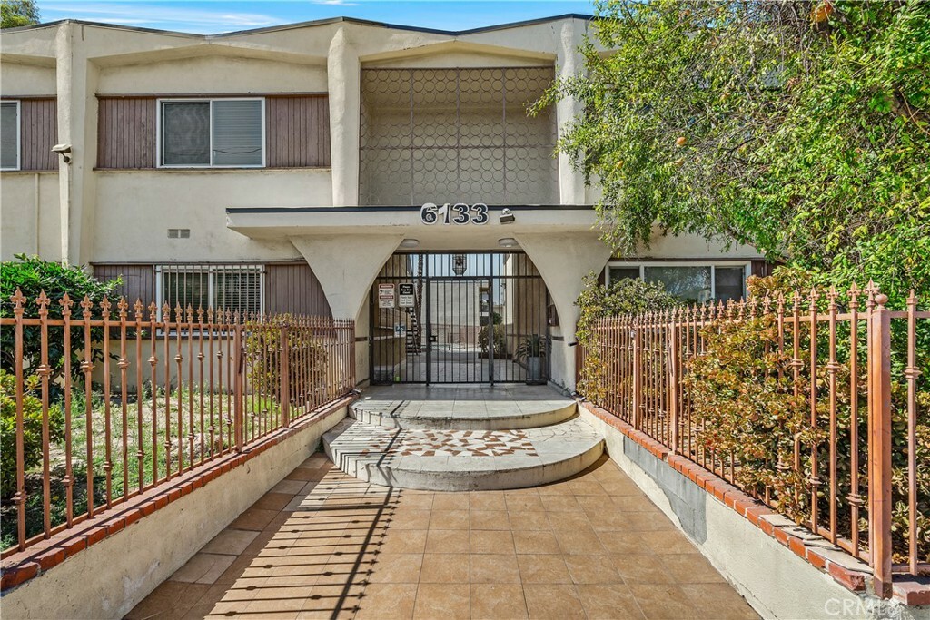 Property Photo:  6133 Whitsett Avenue 17  CA 91606 