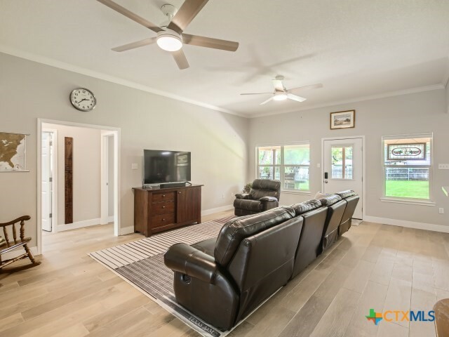 Property Photo:  331 W Nolte Street  TX 78155 