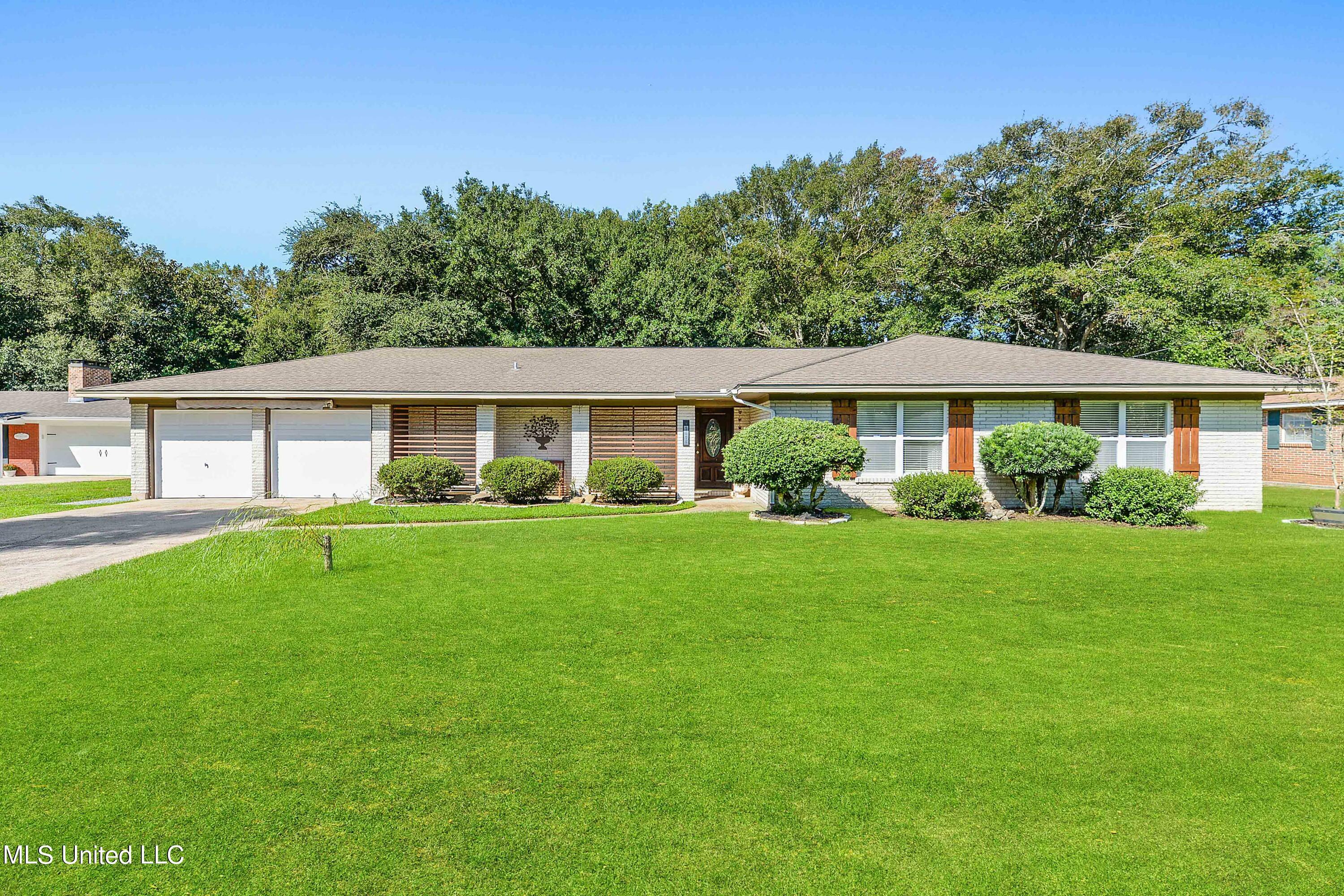 Property Photo:  1413 Seacliffe Drive  MS 39553 