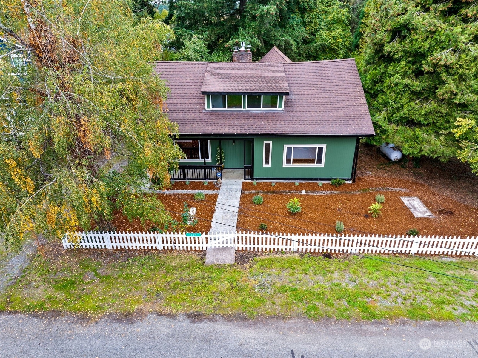 Property Photo:  115 Ronge Street N  WA 98580 