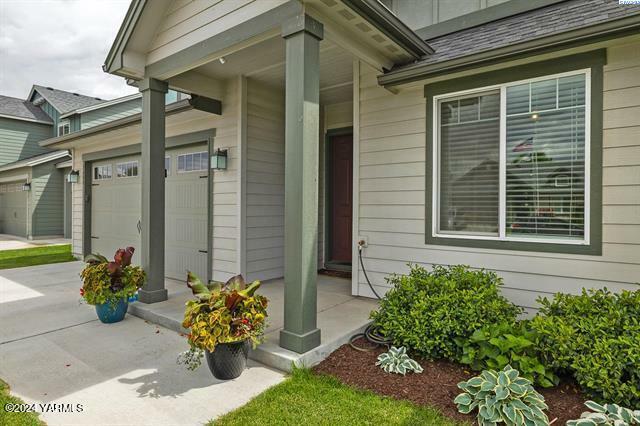 Property Photo:  1409 Centennial Ave  WA 98944 