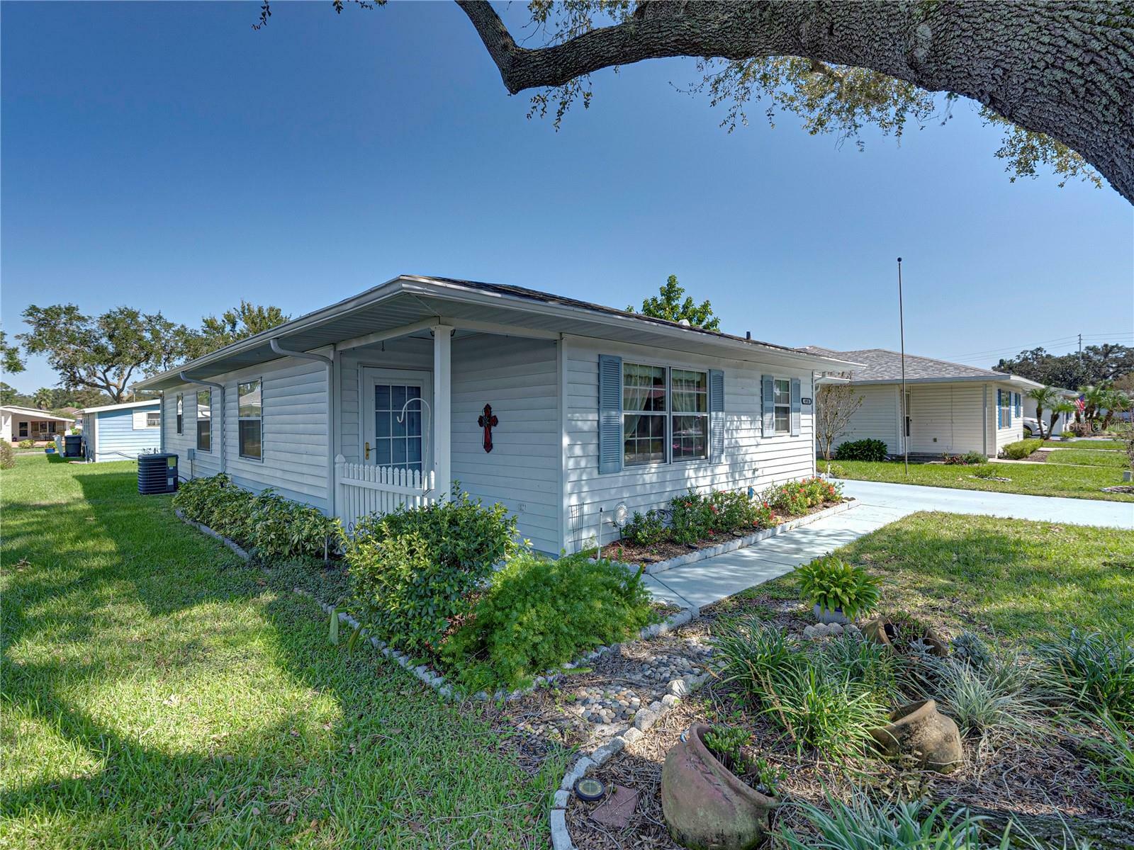 Property Photo:  4918 Colonnades Circle W  FL 33811 