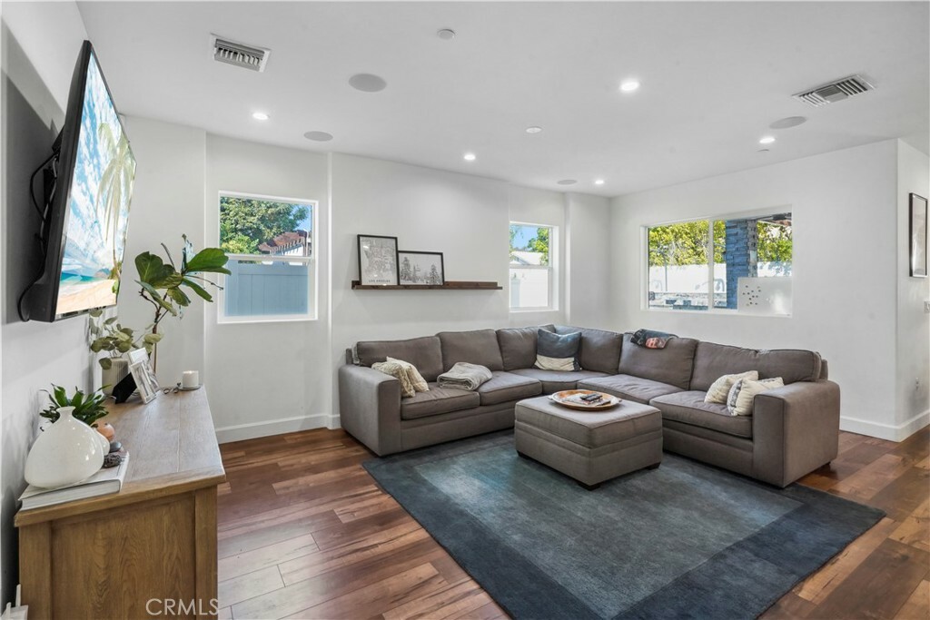 Property Photo:  15731 Liggett Street  CA 91343 