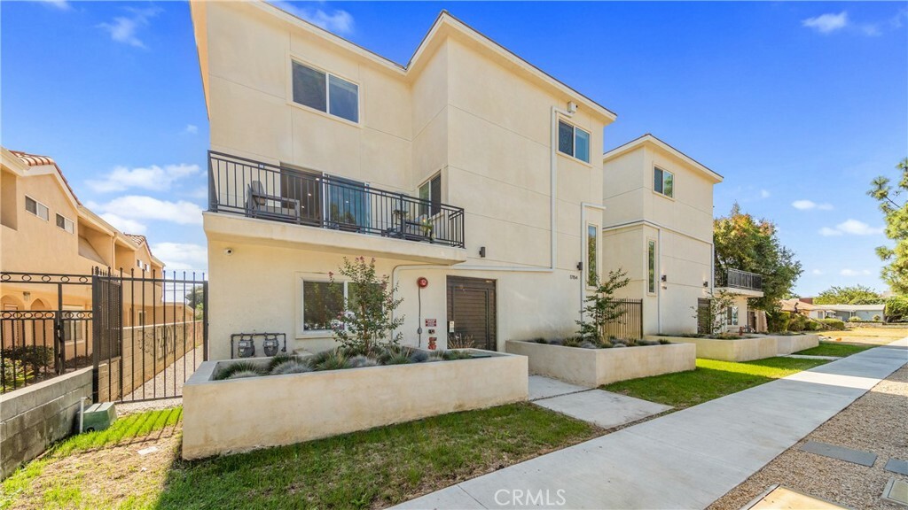 Property Photo:  17158 Chatsworth Street 1  CA 91344 