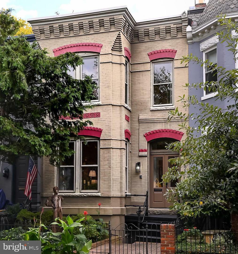 Property Photo:  915 Constitution Avenue NE  DC 20002 