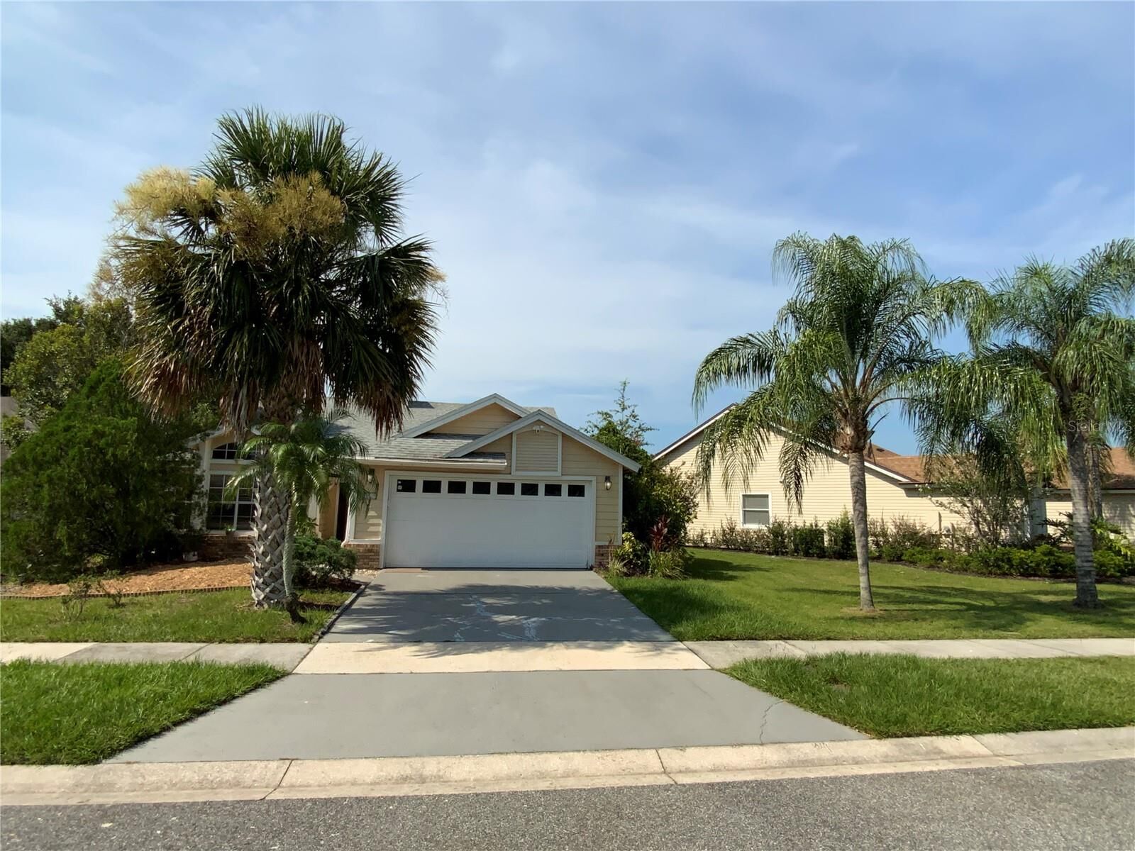 Property Photo: 2939 Falling Tree Circle FL 32837