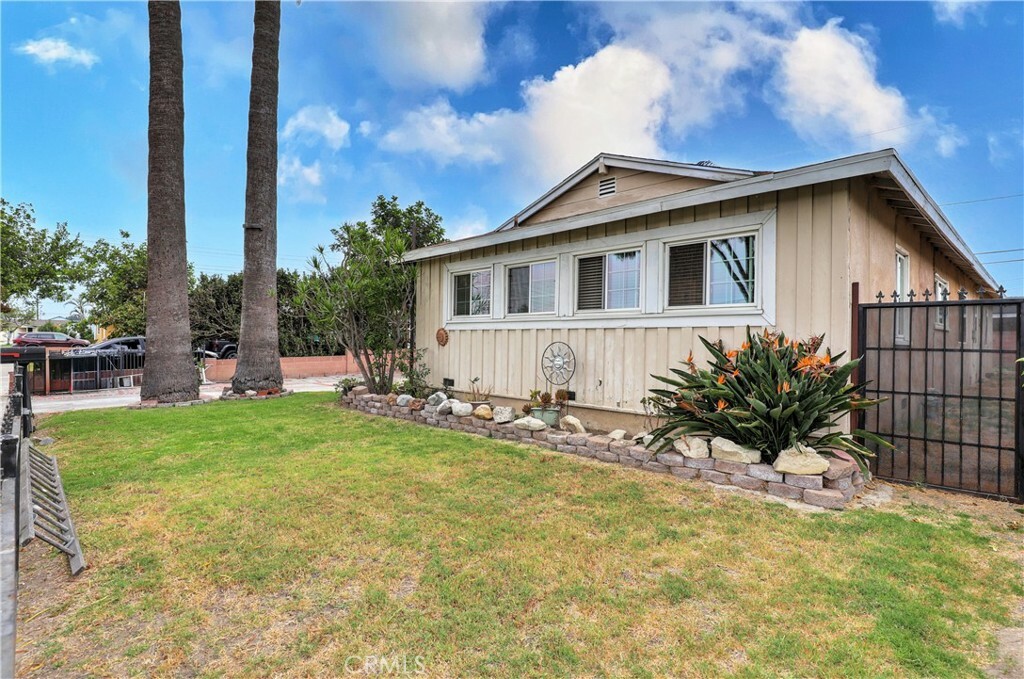 Property Photo: 7842 La Casa Way CA 90620