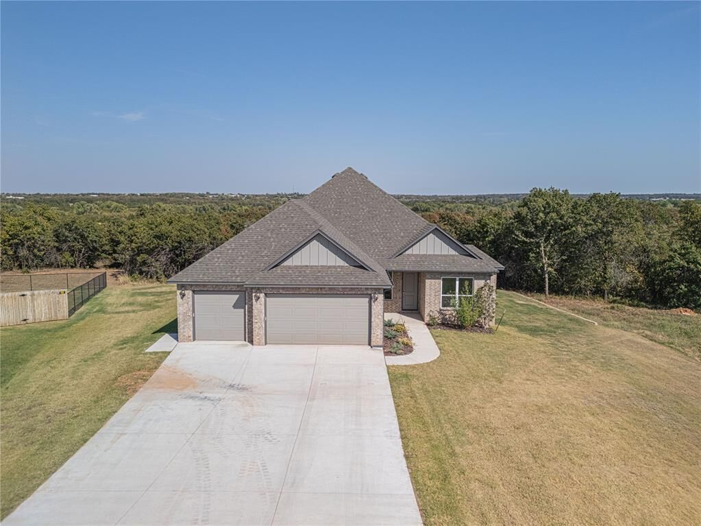Property Photo: 725 Canyon Creek Lane OK 73044
