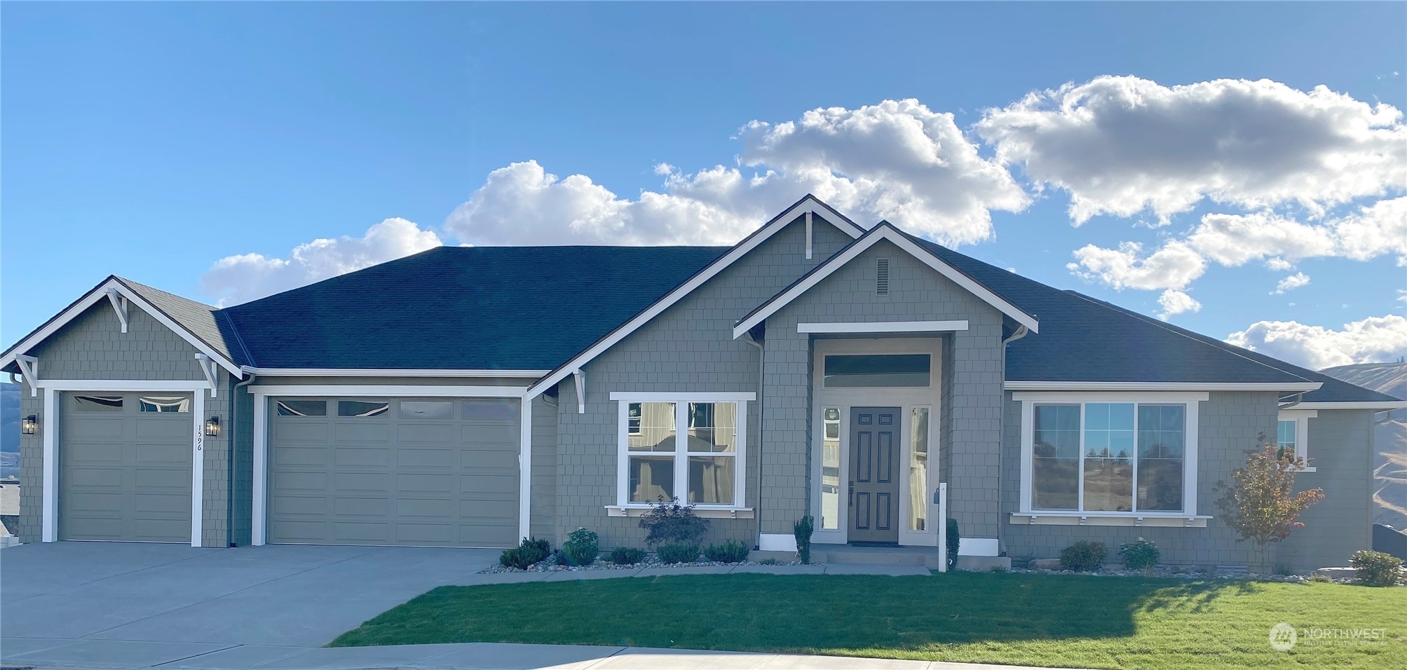 Property Photo: 1596 S Kelvin Court WA 98802