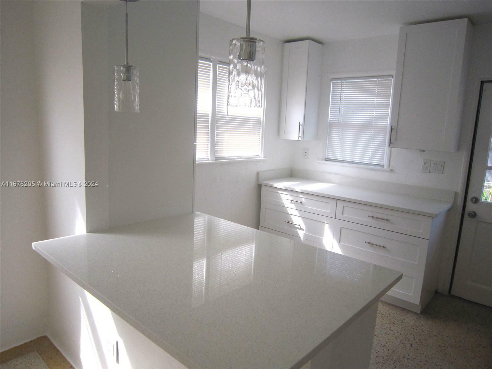 Property Photo:  522 N 19th Ave 5  FL 33020 