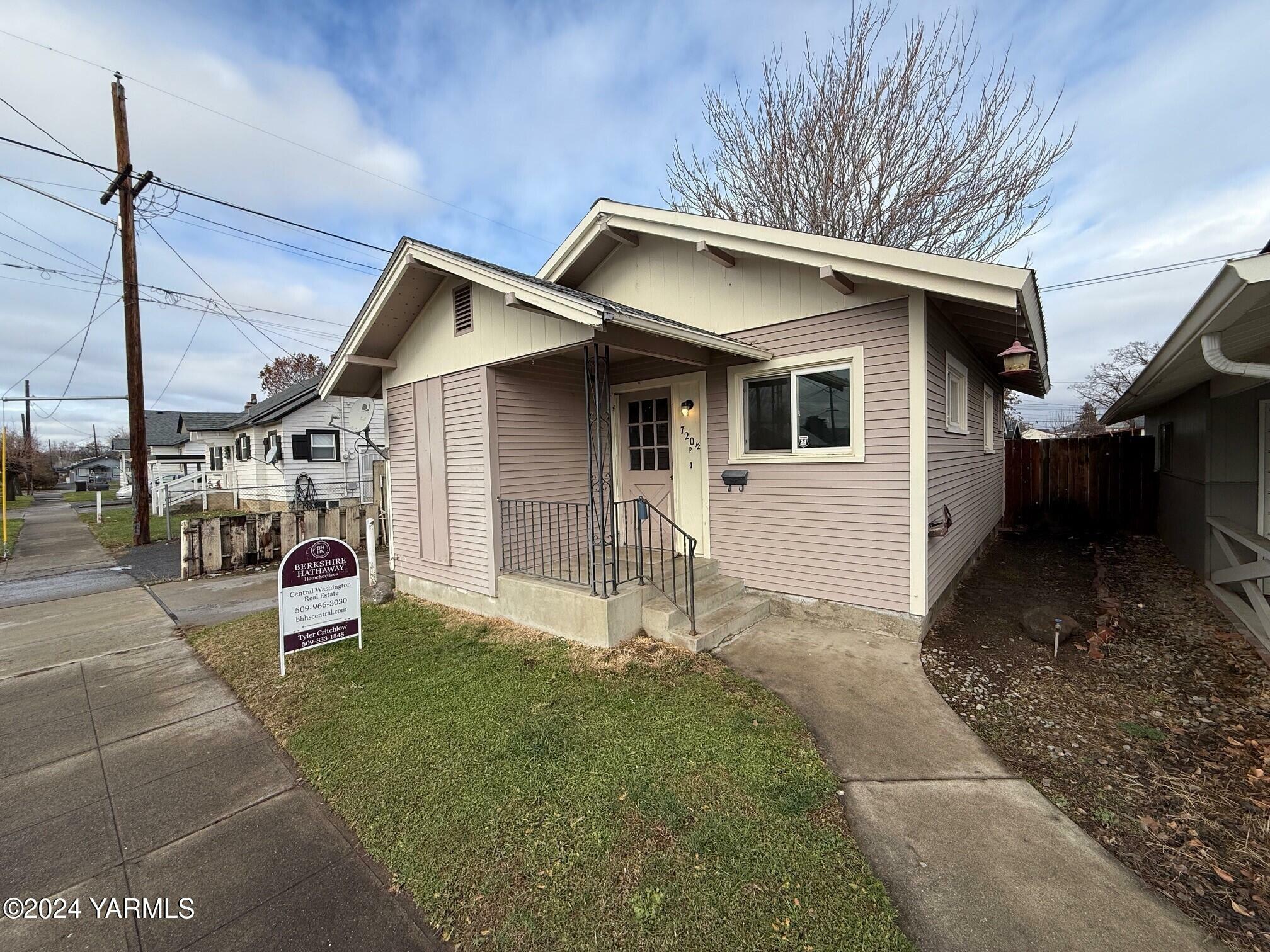 Property Photo:  720 St. Helens St  WA 98902 