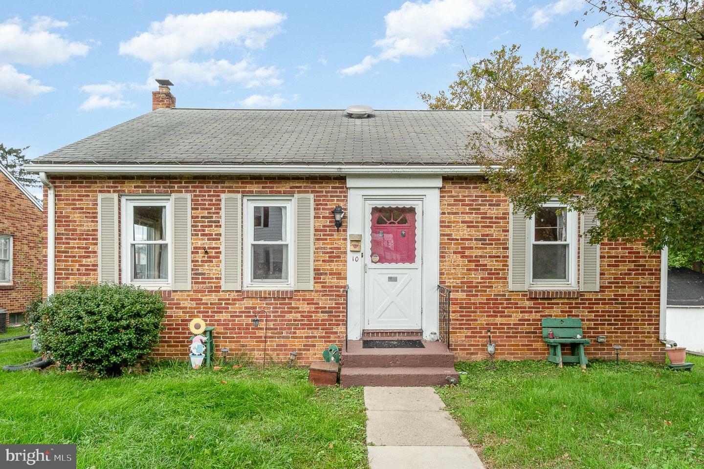 Property Photo:  10 W Pine Street  PA 17065 